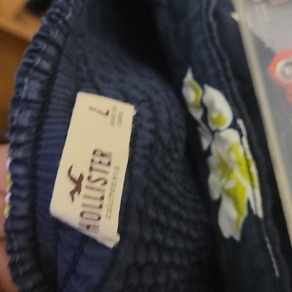 Cute Hollister tube top - Picture 4 of 4